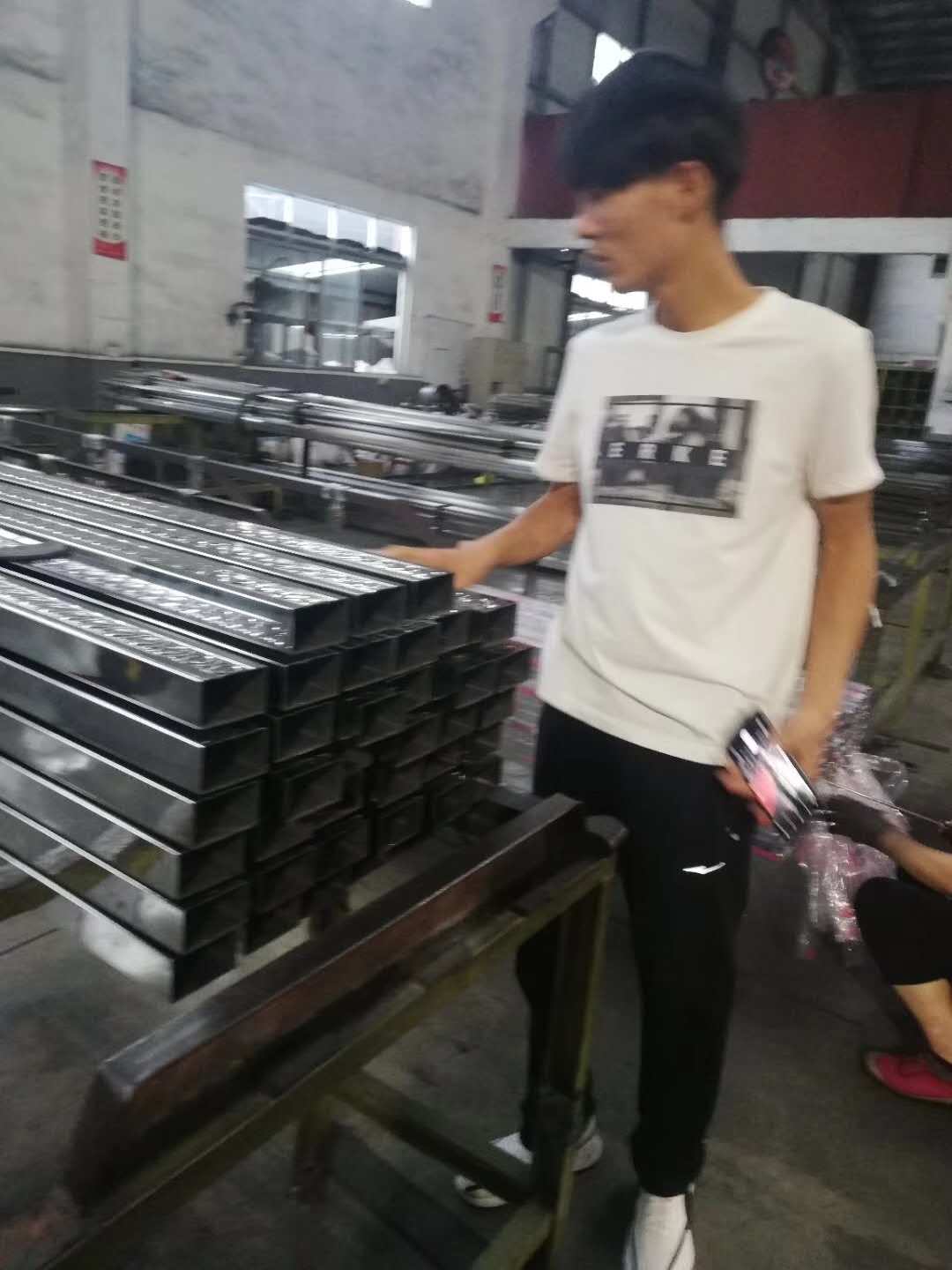 佛山不銹鋼裝飾管廠客戶參觀.jpg 佛山不銹鋼裝飾管廠客戶參觀.jpg