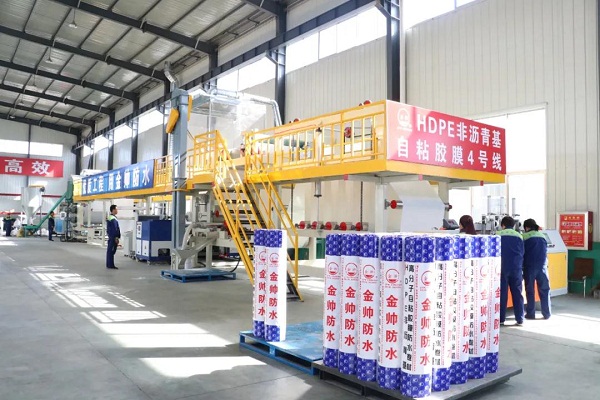 參觀SBS改性瀝青防水卷材儲運倉庫↑ 參觀SBS改性瀝青防水卷材儲運倉庫↑