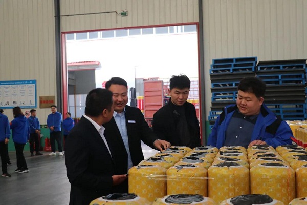 參觀SBS改性瀝青防水卷材儲運倉庫↑ 參觀SBS改性瀝青防水卷材儲運倉庫↑