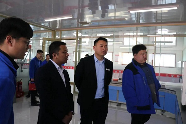 參觀SBS改性瀝青防水卷材生產(chǎn)車間↑ 參觀SBS改性瀝青防水卷材生產(chǎn)車間↑