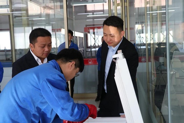 參觀SBS改性瀝青防水卷材生產(chǎn)車間↑ 參觀SBS改性瀝青防水卷材生產(chǎn)車間↑