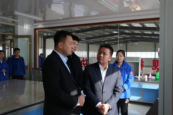 參觀SBS改性瀝青防水卷材生產(chǎn)車間↑ 參觀SBS改性瀝青防水卷材生產(chǎn)車間↑