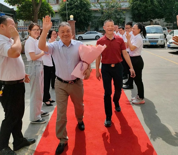 廣西牛商會會長薛曉敏先生蒞臨喜有沃不銹鋼 廣西牛商會會長薛曉敏先生蒞臨喜有沃不銹鋼