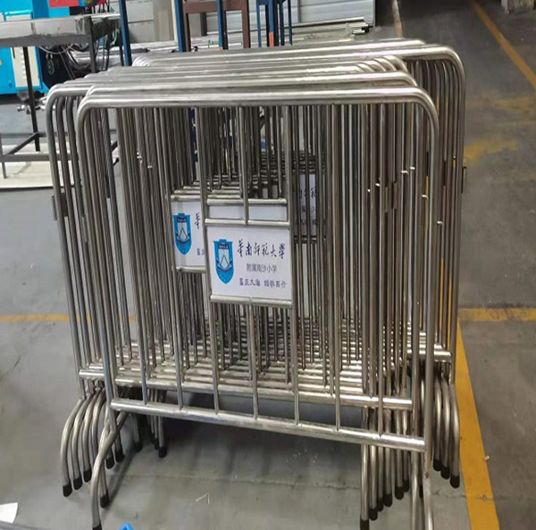 不銹鋼移動鐵馬護欄實拍