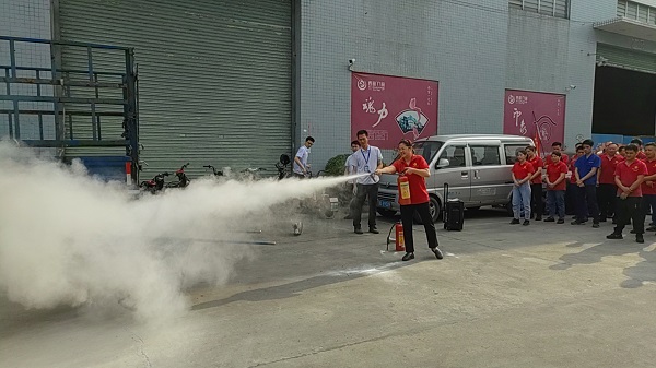 正確使用滅火器 正確使用滅火器