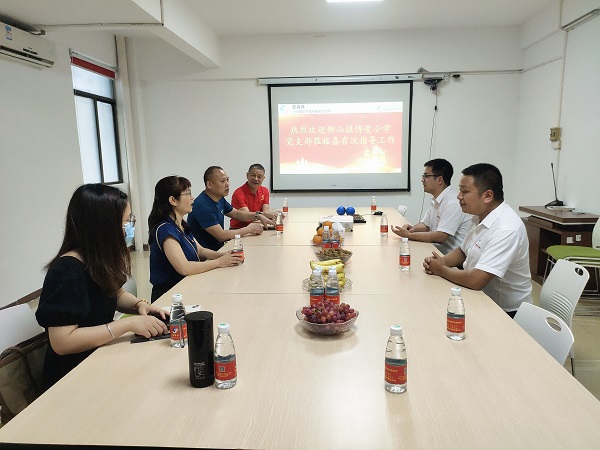 與梁校長(zhǎng)交流學(xué)習(xí) 與梁校長(zhǎng)交流學(xué)習(xí)