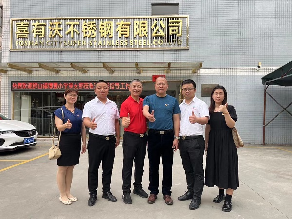 與梁校長(zhǎng)合影留念 與梁校長(zhǎng)合影留念